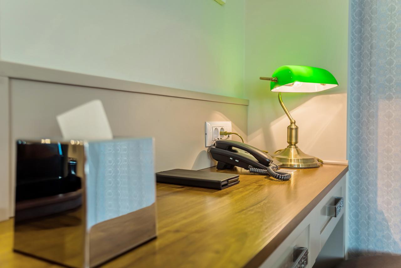 Hotel Residence Promenade Burgas Exterior photo A green table lamp
